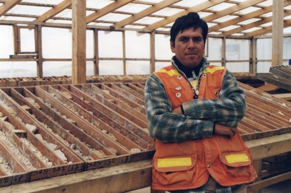 Geólogo de Wiracocha junto a las cajas de testigos